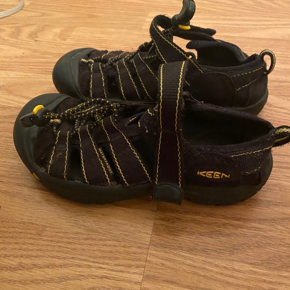 Black Keens Sandals - Picture 1 of 1